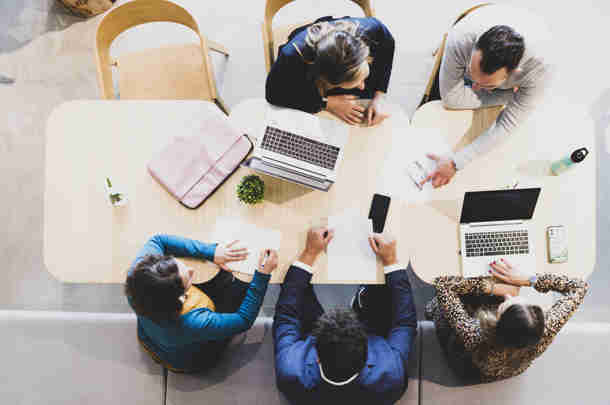 Groep managers buigen zich over de nieuwe duurzaamheidsstrategie