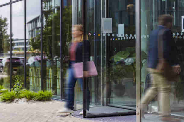 Consultant voert cultuuronderzoek uit bij organisatie