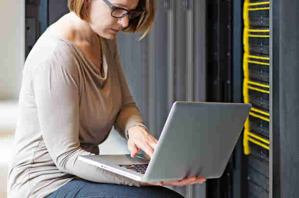 vrouw kijkt naar ICT-strategie