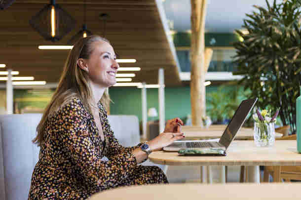 Lachende werknemer dankzij duurzame inzetbaarheid